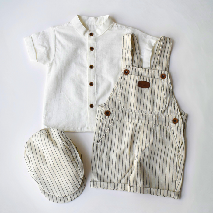Ensemble enfant avec chemise blanche à manches courtes, salopette à rayures et casquette assortie